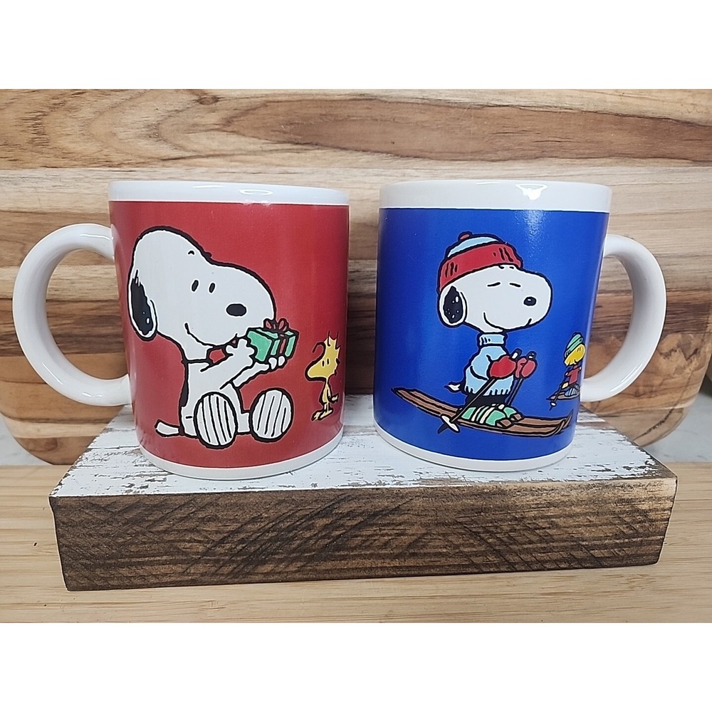 2 Vtg Peanuts Snoopy Woodstock Coffee Mugs Cups Skiing & Gift Exchange 8 oz EUC